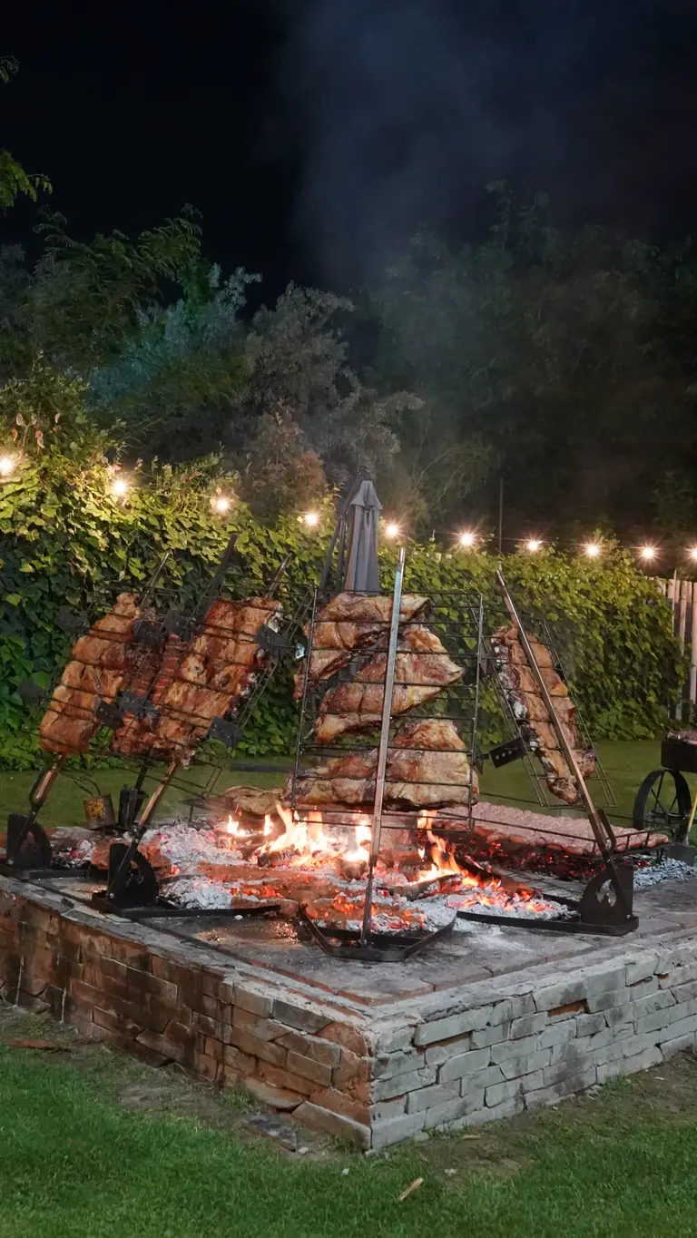 Asador iluminado de noche