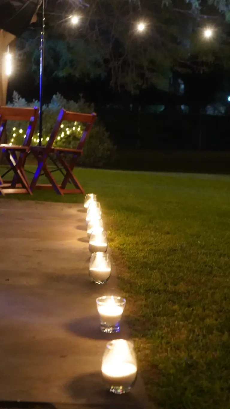 Pasillo con velas