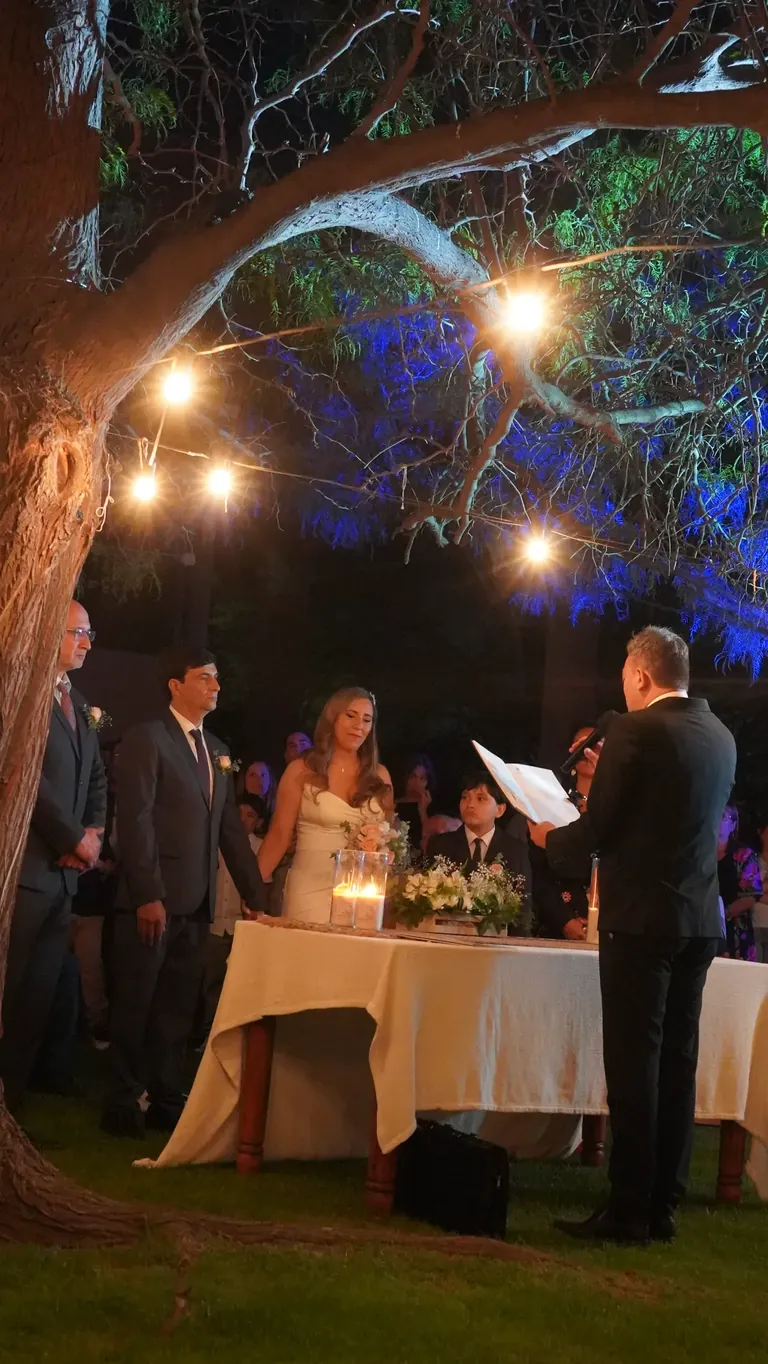 Ceremonia bajo árbol iluminado