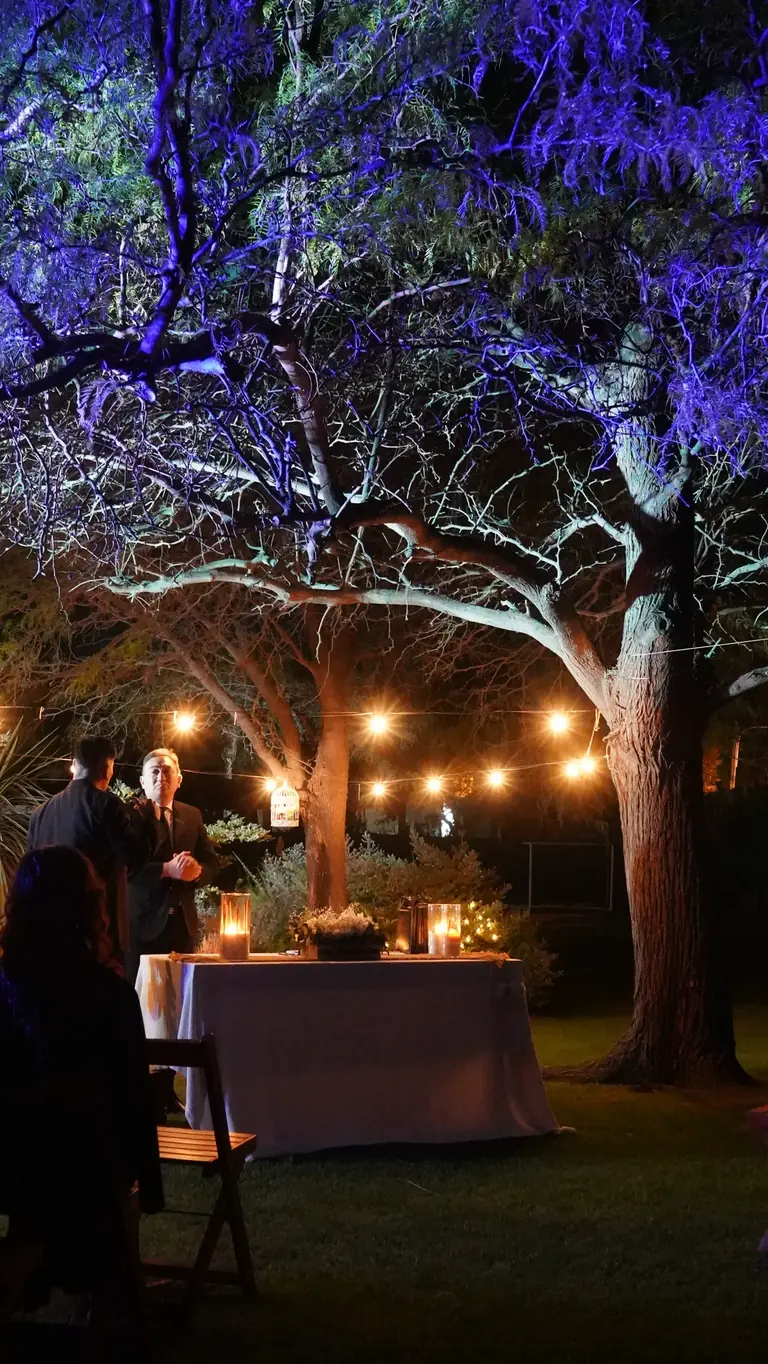 Mesa de cocktail servida en los jardines de noche