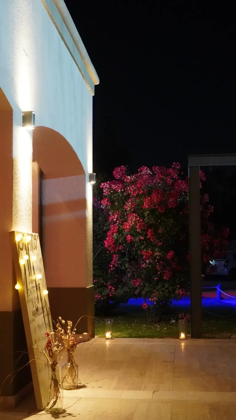 Fachada iluminada de noche