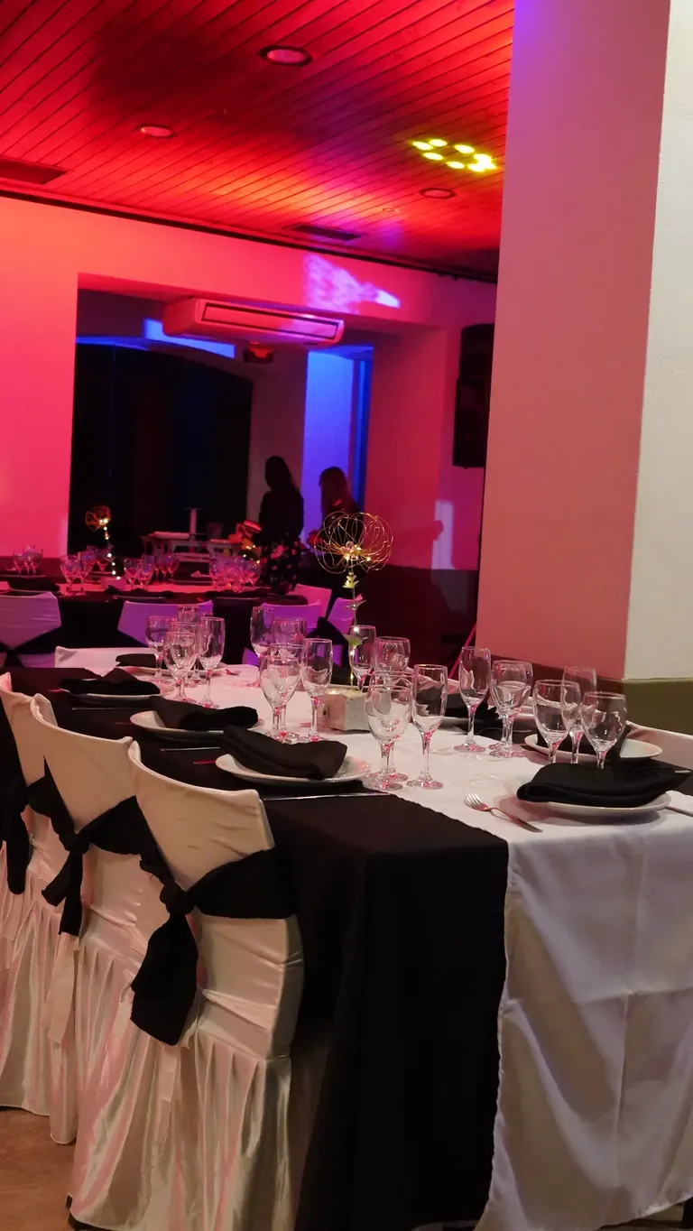 Salón negro y dorado