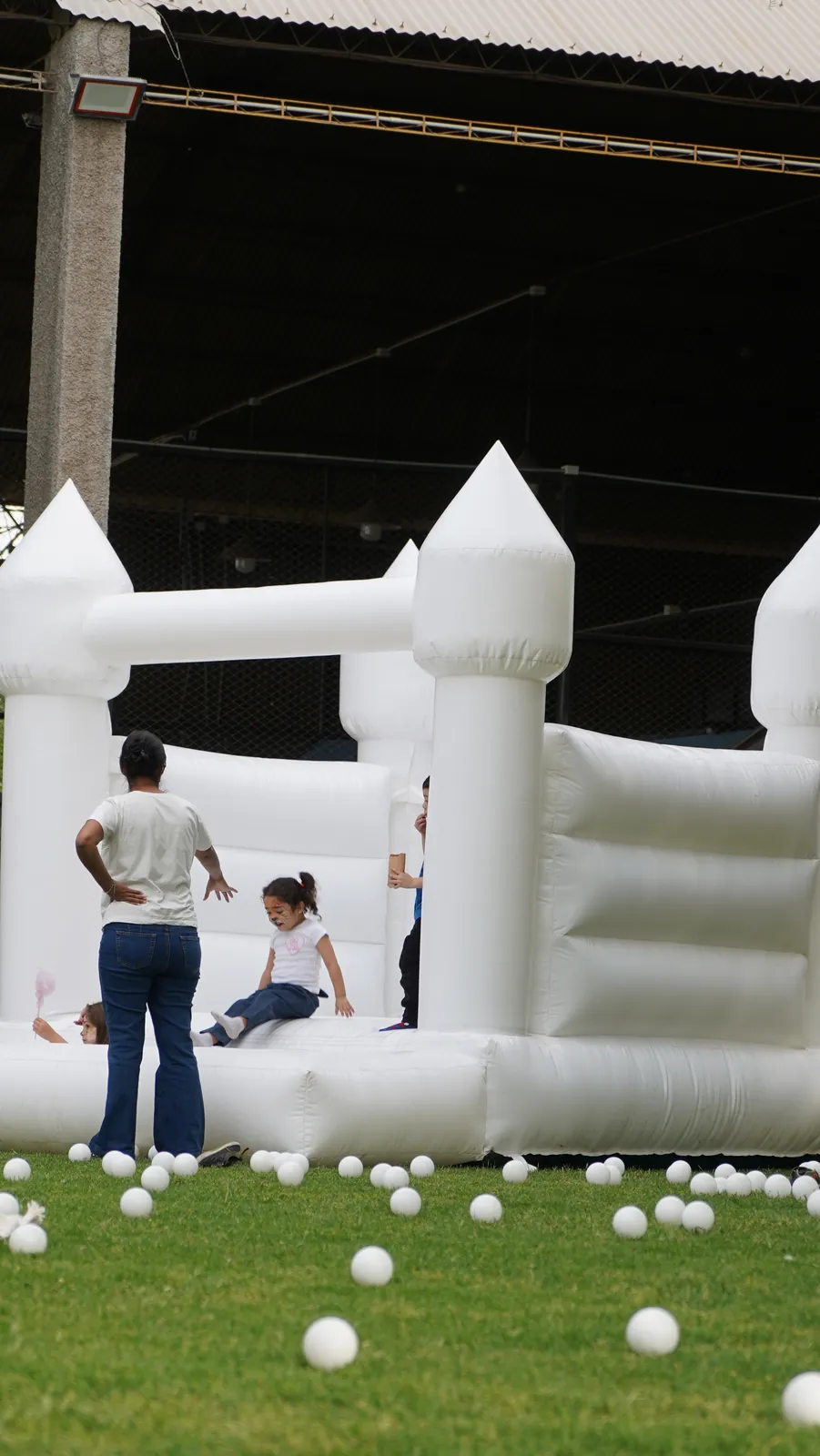 Castillo inflable blanco en evento infantil