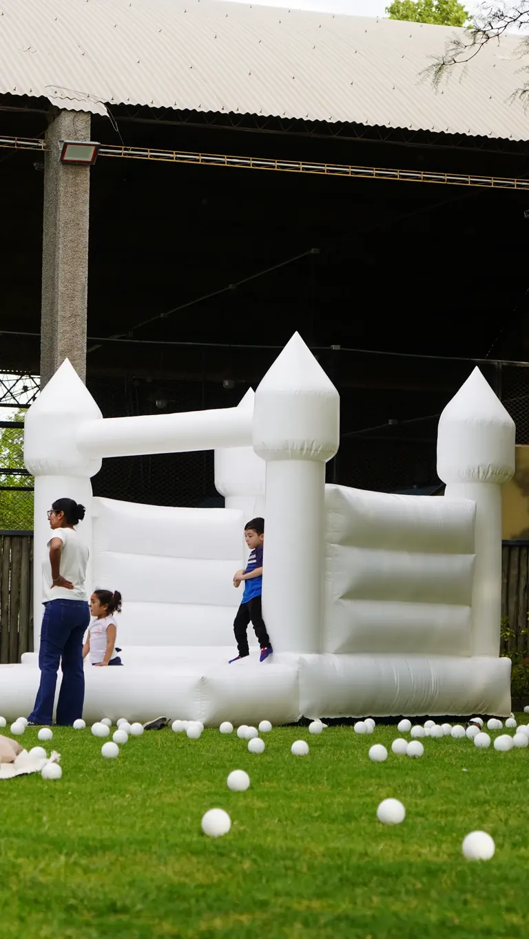 Inflable blanco con pelotitas